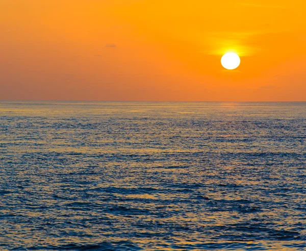 Salida del sol en el mar tropical — Foto de Stock