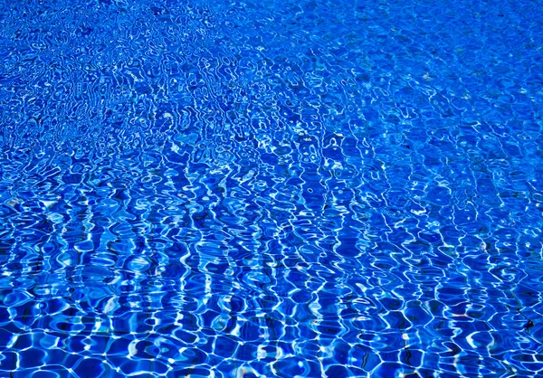 Eau de piscine bleue — Photo