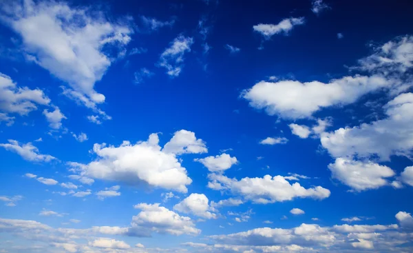 Cielo azul con nubes blancas — Foto de Stock