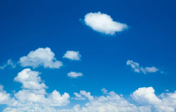 Blå himmel med vita moln — Stockfoto