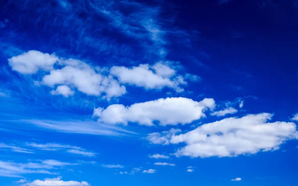 Cielo azul con nubes blancas — Foto de Stock