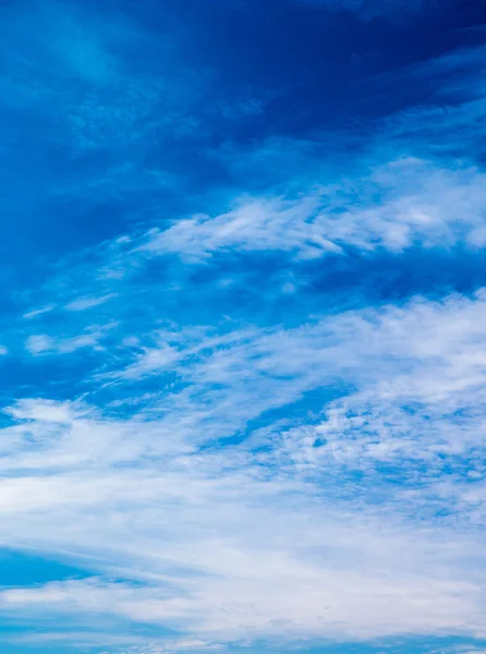 Cielo azul con nubes blancas —  Fotos de Stock