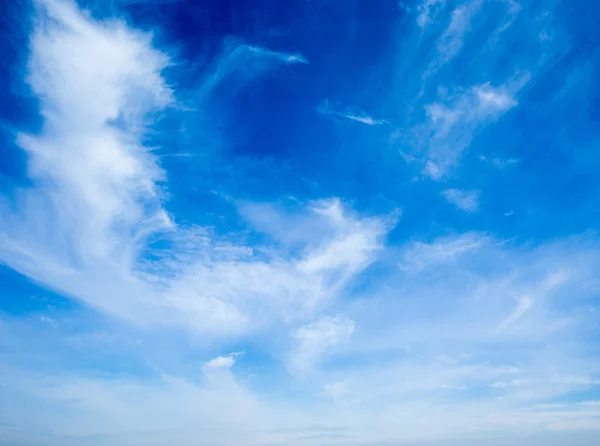 Blå himmel med vita moln — Stockfoto