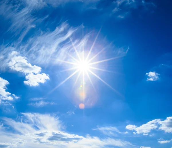 Cielo azul con nubes blancas —  Fotos de Stock