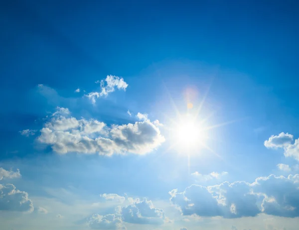 Cielo azul con nubes blancas —  Fotos de Stock