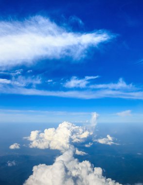 Beyaz bulutlu mavi gökyüzü