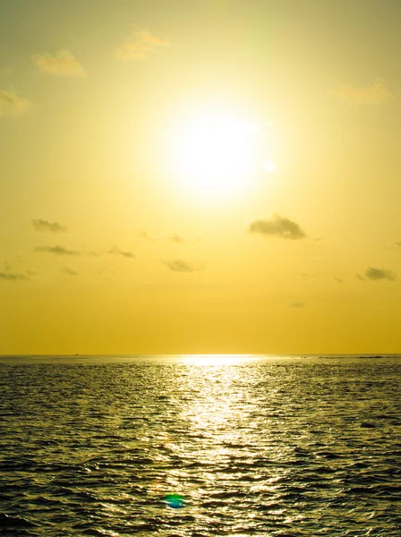 Praia e mar tropical — Fotografia de Stock