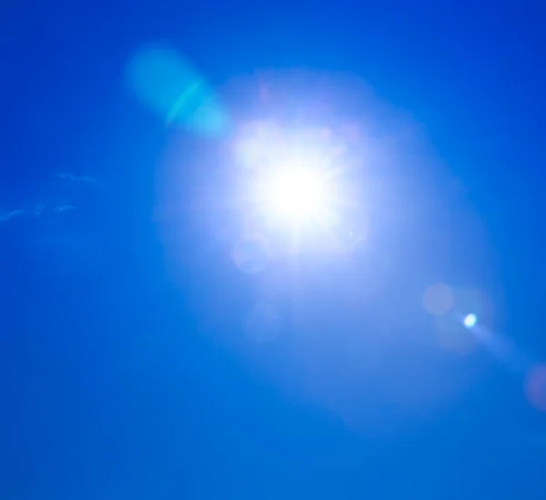 Zon op de heldere blauwe hemel — Stockfoto