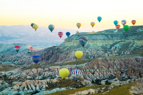 Globos volando sobre capadocia — Foto de Stock