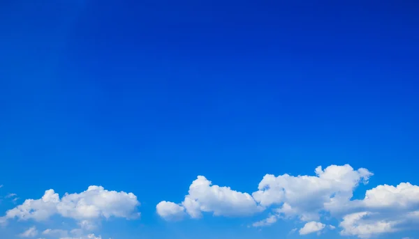 Blauer Himmel mit weißen Wolken — Stockfoto