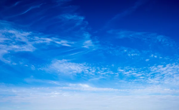 Blauer Himmel mit weißen Wolken — Stockfoto