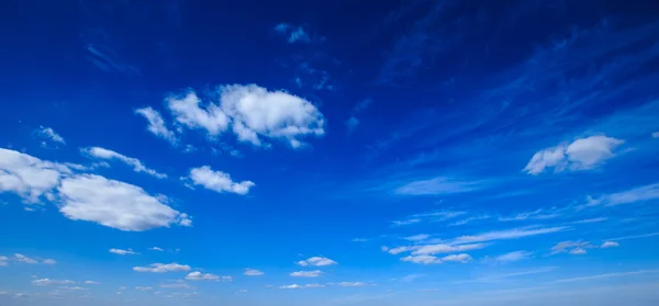 Céu azul com nuvens brancas — Fotografia de Stock