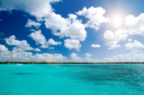 Playa y mar tropical — Foto de Stock