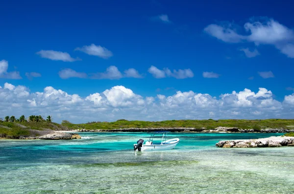 Playa y mar tropical —  Fotos de Stock