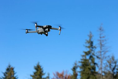 Digital fotoğraf makinesi ile uçan uçak helikopter.