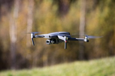 Digital fotoğraf makinesi ile uçan uçak helikopter.