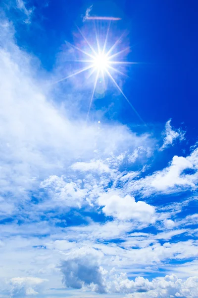 Blauer Himmel mit Wolken — Stockfoto