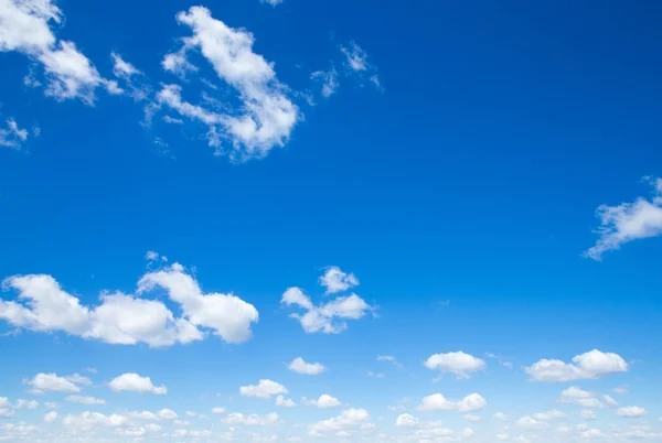 Nuvens no céu azul — Fotografia de Stock