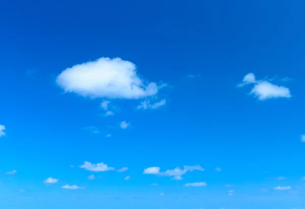 Nuvens no céu azul — Fotografia de Stock