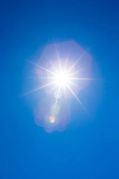 Nuages dans le ciel bleu — Photo