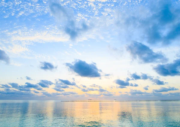 Puesta de sol en el mar en Maldivas — Foto de Stock