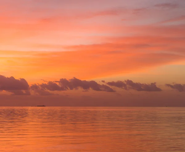 Tramonto sulla spiaggia delle Maldive — Foto Stock