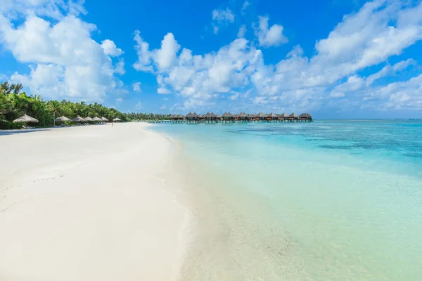 Bungalows de agua en Maldivas — Foto de Stock