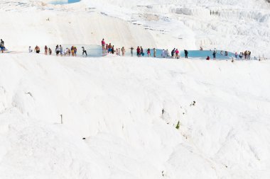 Turistler Pamukkale Traverten havuzları ve teraslar