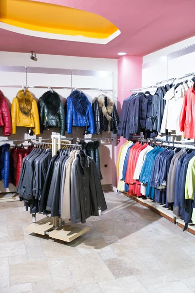 Stijlvolle kleren in winkel — Stockfoto