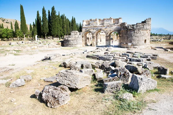 Starověké zříceniny v Hierapolis, Pamukkale, Turecko. — Stock fotografie