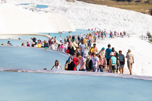 Toeristen op Pamukkale travertijn zwembaden en terrassen — Stockfoto