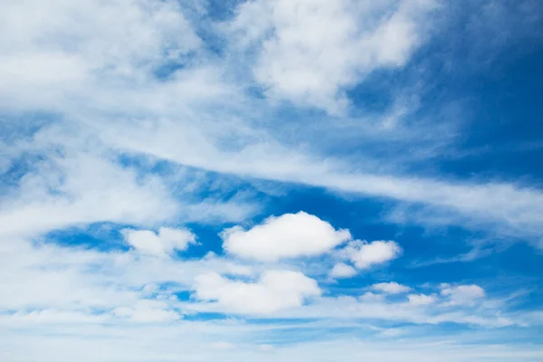 雲と青い空 — ストック写真