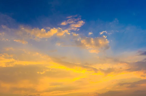 Himmelbakgrunn med små skyer – stockfoto