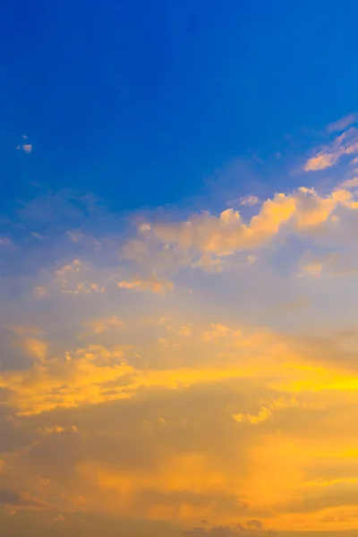 Küçük bulutlu gökyüzü arkaplanı — Stok fotoğraf