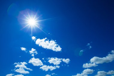 Beyaz bulutlar güneş ışığı ile