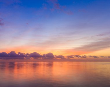 Maldivian sahilinde gün batımı
