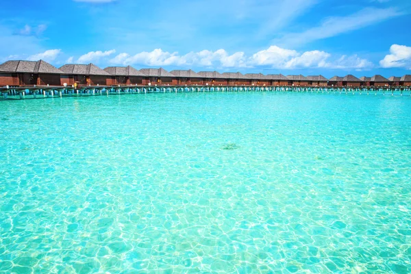 Hermosa playa y mar tropical — Foto de Stock