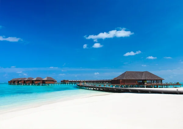 Beautiful beach and tropical sea — Stock Photo, Image