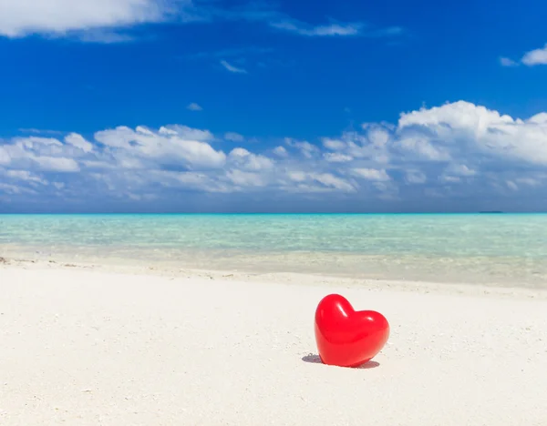 Rotes Herz am schönen Strand — Stockfoto