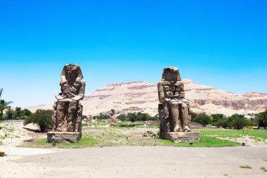  iki büyük taş heykellerin Pharaoh Amenhotep III