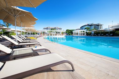 Otelle yüzme havuzu