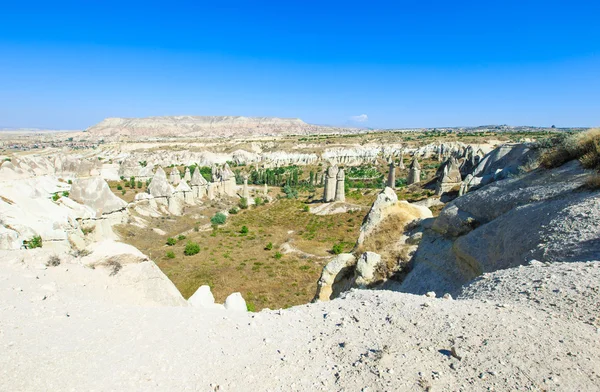 Blick auf geschnitzte Hügelhäuser — Stockfoto