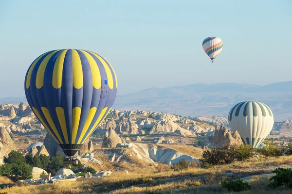 Luftballons fliegen über Kappadokien — Stockfoto