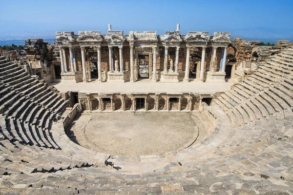 Ancient ruins in Hierapolis, Pamukkale, Turkey. — Stock Photo, Image