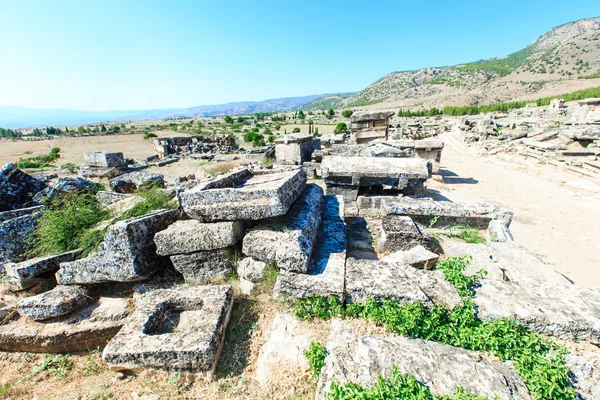 Gamla ruiner i Hierapolis, Pamukkale, Turkiet. — Stockfoto