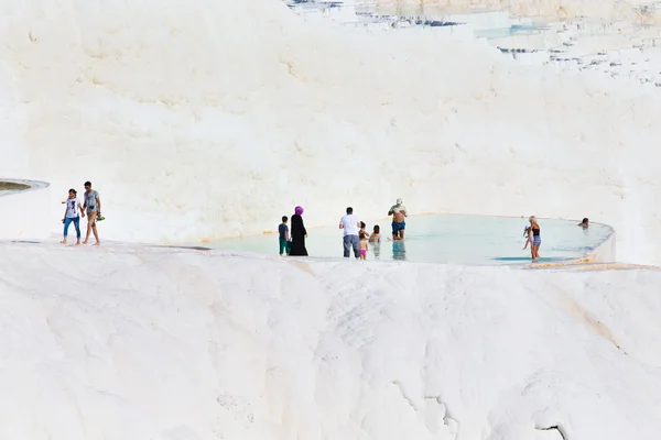 Turistas em Pamukkale Piscinas e terraços Travertinos . — Fotografia de Stock