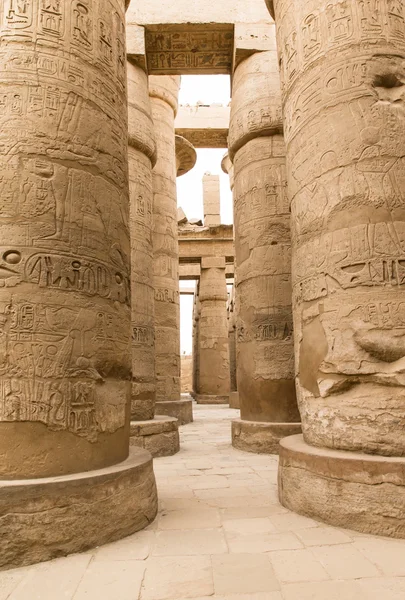 Säulen bedeckt mit Hieroglyphen, Karnak, Ägypten. — Stockfoto