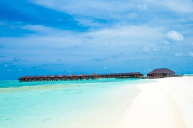  Maldivler ve mavi lagün tropikal plaj