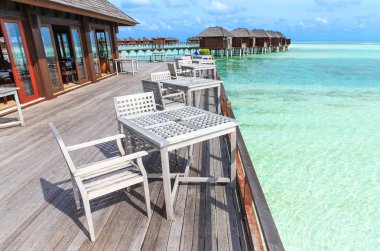 Ahşap sandalye ve masa pier üzerine