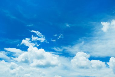 Bulutlu mavi gökyüzü